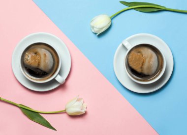 İki bardak kahve ve Lale pembe ve Sarı zemin üzerine minimalist resmin düz yatıyordu. Minimalizm kahve kavramı