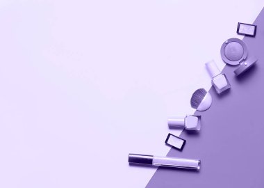 Güzellik, Dekoratif kozmetik. Ultra mor renk stili. Makyaj seti ve renk göz farı palet pembe ve mavi arka plan üzerinde düz yatıyordu, en iyi görünümü fırçalar.