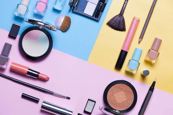 Güzellik, Dekoratif kozmetik. Makyaj fırçaları ayarla ve renk göz farı palet pembe ve mavi arka plan, düz yatıyordu, en iyi görünüm, minimalist tarzı