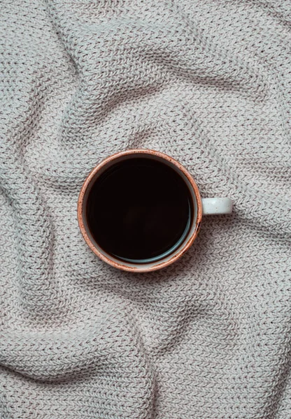 Kahve fincanı yün arka plan üzerinde. Düz yatıyordu, en iyi görünüm. doku örgü kazak.