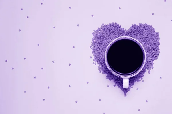 Tasse de café noir et de coeurs roses dans un style ultraviolet. Saint-Valentin concept, fête des femmes. vue du dessus, plan plat . — Photo