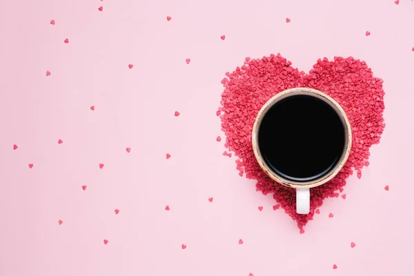 Coupe de café noir et coeurs roses sur fond rose. Saint-Valentin concept, fête des femmes. vue du dessus, plan plat — Photo