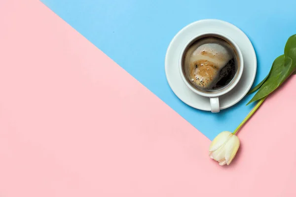 Posa piatta di immagine minimalista di caffè e tulipani su sfondo rosa e giallo. Minimalismo concetto di caffè — Foto Stock