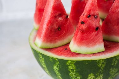 Makro karpuz dilimleri üzerinde beyaz tuğla duvar arka plan. yakın çekim