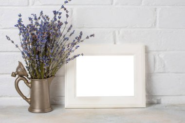 Boşaltmak ve lavanta Eko rustik tarzda beyaz tuğla duvar arka plan üzerinde beyaz ahşap çerçeve.