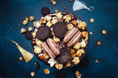 Macaroons ve patlamış mısır, doğum günü kavramı ile parti pasta. Üstten Görünüm, düz yatıyordu