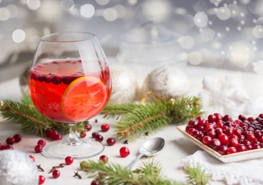 Noel natürmort cranberriy punch ve pencerenin dışındaki bulanık kar ile. Festival ve parlak