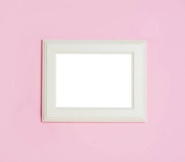 Pembe bir arka plan üzerinde metniniz için boş alanı olan beyaz bir çerçeve. Düz yatıyordu, en iyi görünümü