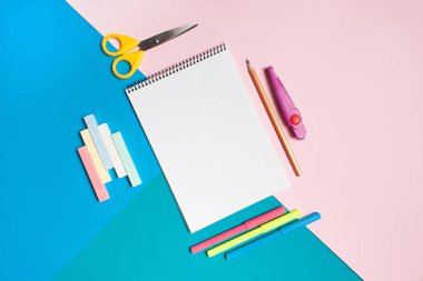 Okul malzemeleri renkli arka plan üzerinde kümesi. metin için özgür yer. Üstten Görünüm, düz yatıyordu