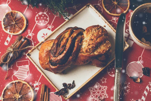 Смачна домашня булочка з горіхами та корицею на святковому різдвяному столі, крупним планом . — стокове фото
