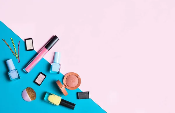 Beleza, cosméticos decorativos. Conjunto de pincéis de maquiagem e paleta de sombra de cores em fundo rosa e azul, flat lay, vista superior — Fotografia de Stock