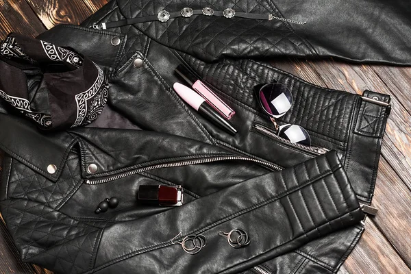 siyah deri bisikletçinin ceket ve kadın güneş gözlüğü güzellik Dekoratif kozmetik ile. Alternatif moda seti. Düz yatıyordu, en iyi görünümü
