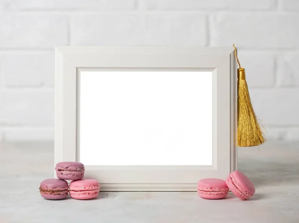 Macaroons beyaz tuğla zemin üzerine resim çerçevesi mockup süslenmiş