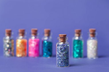 Ultra violet kavramı: şişe ile ultra violet arka plan üzerinde parıldıyor. yakın çekim