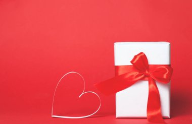 Hediye kutusu kalpler kırmızı arka plan ile. Üstten Görünüm, düz yatıyordu. St. Valentine's gün greetind kavramı