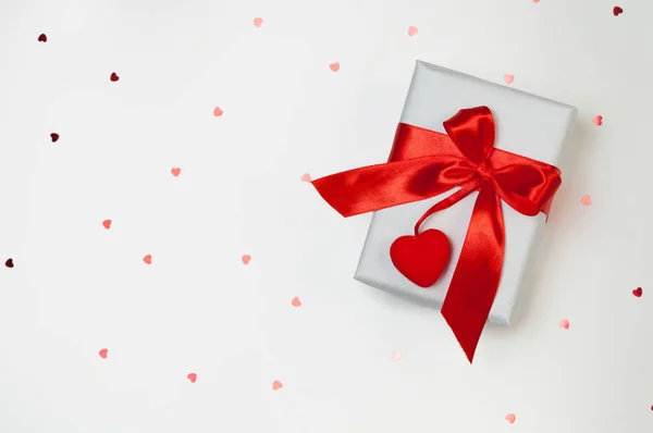 Caja de regalo con corazones sobre fondo blanco. Vista superior, cama plana. San Valentín saludar concepto — Foto de Stock