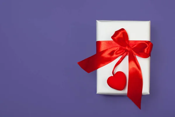 울트라 바이올렛 배경에 붉은 마음으로 흰색 선물 상자. 세인트 발렌타인의 인사말 개념입니다. 평면도, 평면 배치 — 스톡 사진