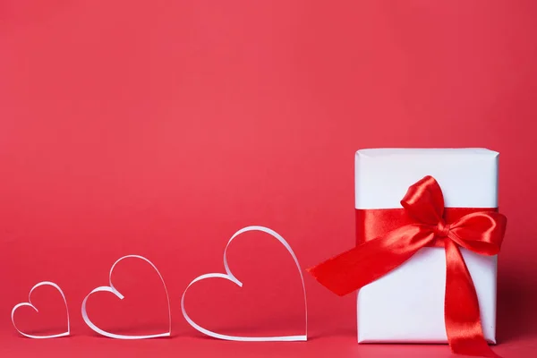 빨간색 배경에 마음으로 선물 상자입니다. 상위 뷰, 평평 하다입니다. 성 발렌타인의 날 greetind 개념 — 스톡 사진