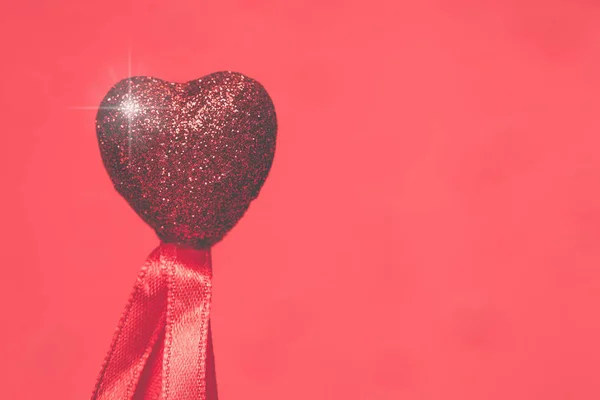 Coeur rouge étincelant sur fond rouge. Le concept romantique de St Valentin. lumineux et festif — Photo