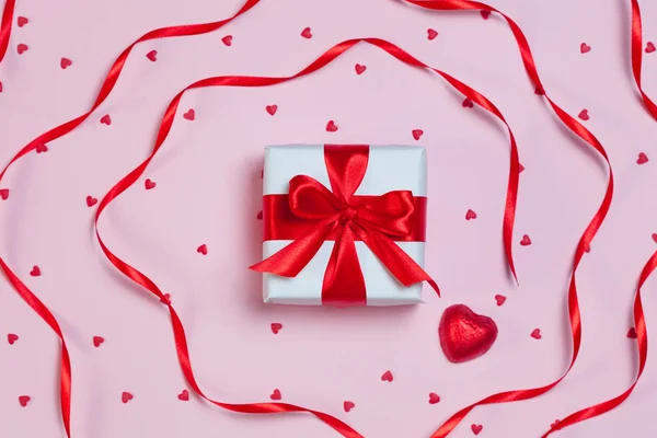 분홍색 배경에 반짝이 반짝이 선물 상자. 낭만적인 성 발렌타인의 날 개념 인사말입니다. 텍스트에 대 한 장소입니다. 평면도, 평면 위치 — 스톡 사진