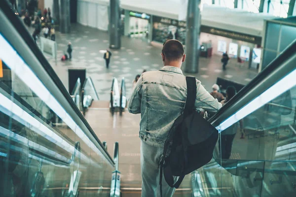 Homem caminhando no edifício do aeroporto — Fotografia de Stock