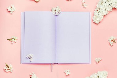 defter ve çiçekler