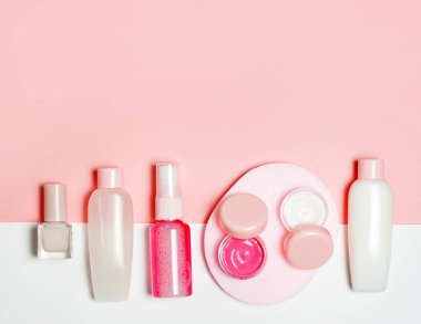 Pembe bir arka plan üzerinde pembe Dekoratif kozmetik.