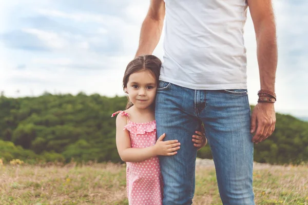 Mała dziewczynka tulenie ojca — Zdjęcie stockowe