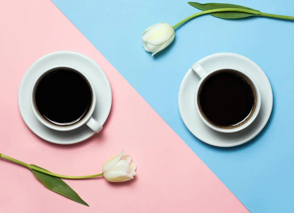 İki bardak kahve ve Lale pembe ve Sarı zemin üzerine minimalist resmin düz yatıyordu. Minimalizm kahve kavramı — Stok fotoğraf