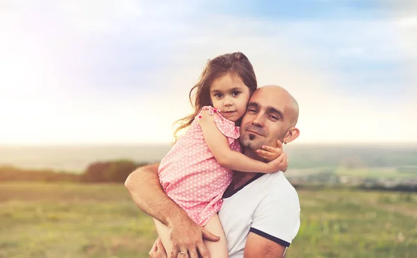 Ojciec i córka przytulanie na summer zachód słońca — Zdjęcie stockowe