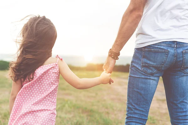 Całkiem mała dziewczynka trzymając rękę ojca — Zdjęcie stockowe