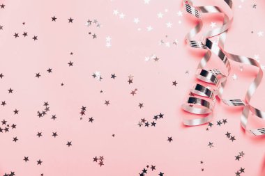 Sevimli mutlu küçük kız Noel atmosferinde gülüyor hediye kutuları ve sihirli ışıklarla.