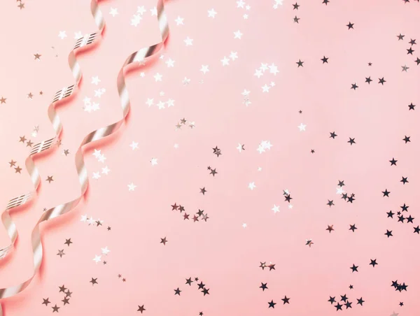 Coriandoli rosa e stelle e scintille su sfondo rosa . — Foto Stock