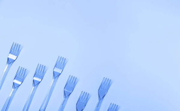 Plastic fork pattern on classic blue background. — kuvapankkivalokuva