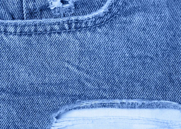 一堆牛仔裤放在桌子上.经典的蓝色。2020年 — 图库照片