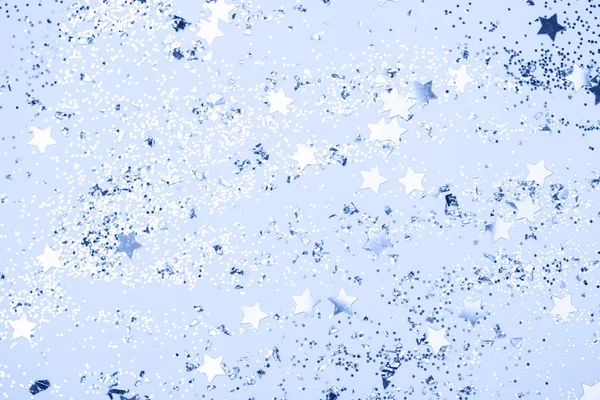 Confettis bleu classique et étoiles et étincelles sur fond bleu. — Photo