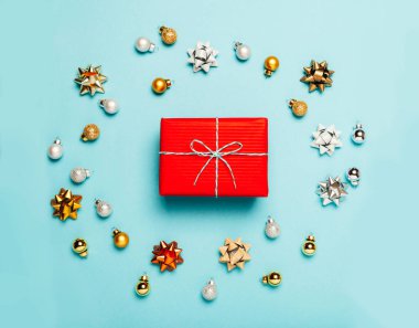 Mavi donmuş arka planda Noel hediyesi kutuları.