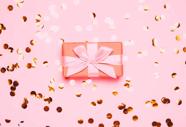 Boże Narodzenie tło z fioletowymi kulkami i prezent pudełko i dekoracja na różowym tle. — Zdjęcie stockowe