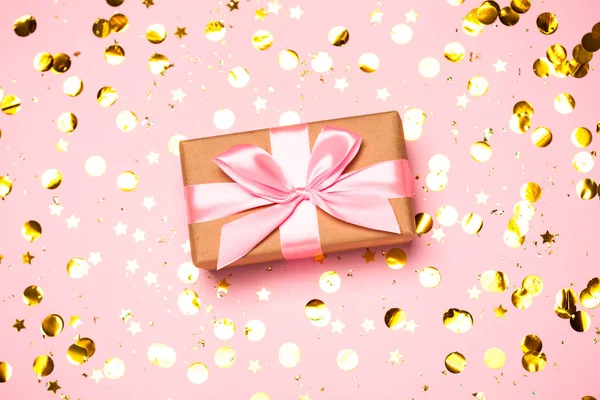Boże Narodzenie tło z fioletowymi kulkami i prezent pudełko i dekoracja na różowym tle. — Zdjęcie stockowe