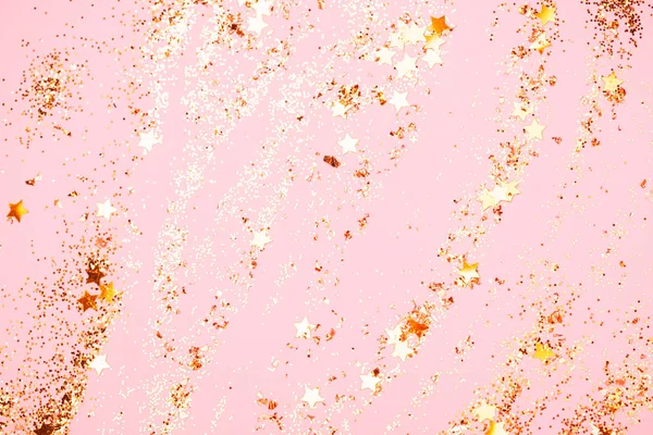 Coriandoli rosa e stelle e scintille su sfondo rosa . — Foto Stock