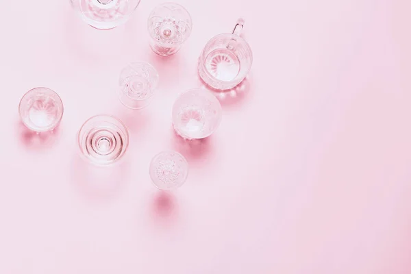 핑크 병으로 만들어 진 최소한의아름다움 과건강에 대한 배경 — 스톡 사진
