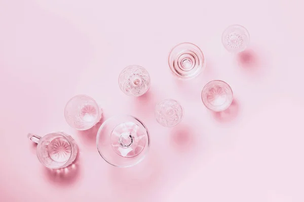 Creativo minimo bellezza e salute sfondo con bottiglia rosa — Foto Stock