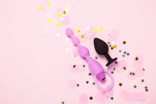 Volwassen seksspeeltjes en accessoires op roze achtergrond. Stockfoto