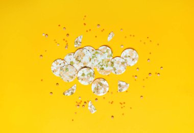 Sarı arka planda vejetaryen fasulye cipsi ve mercimek. Üst görünüm.