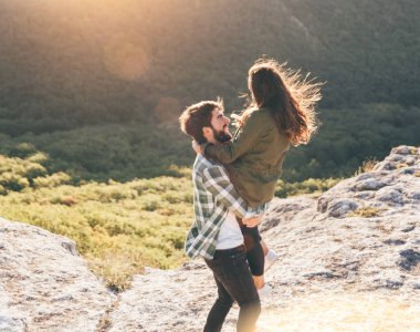 Genç güzel dışında güzel günbatımı üzerinde yürüme çift.