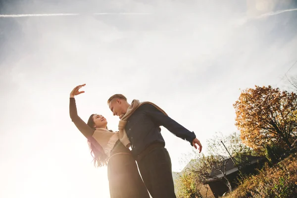 Unga vackra paret gå utanför på vacker solnedgång. — Stockfoto