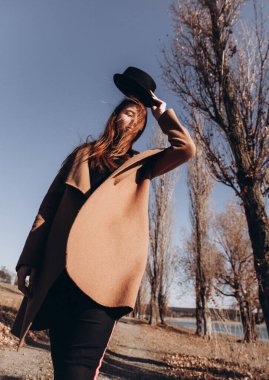 Genç güzel dışında güzel günbatımı üzerinde yürüme çift.