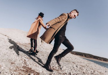 Genç güzel dışında güzel günbatımı üzerinde yürüme çift.