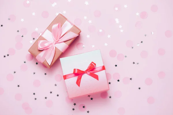 Fondos de Navidad con pelotas púrpuras y caja de regalo presente y decoración en fondo rosa.. — Foto de Stock