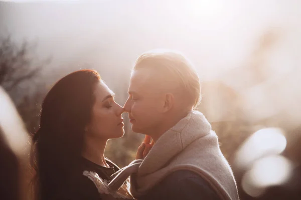 Junges schönes Paar geht draußen bei schönem Sonnenuntergang. — Stockfoto